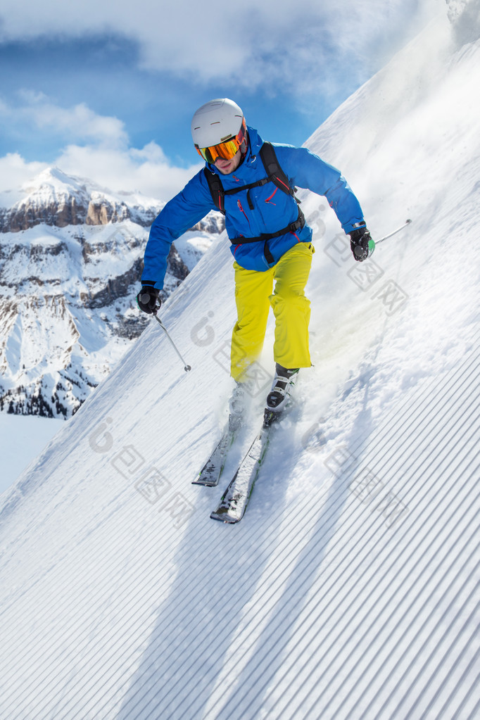 滑雪者在高山上滑行