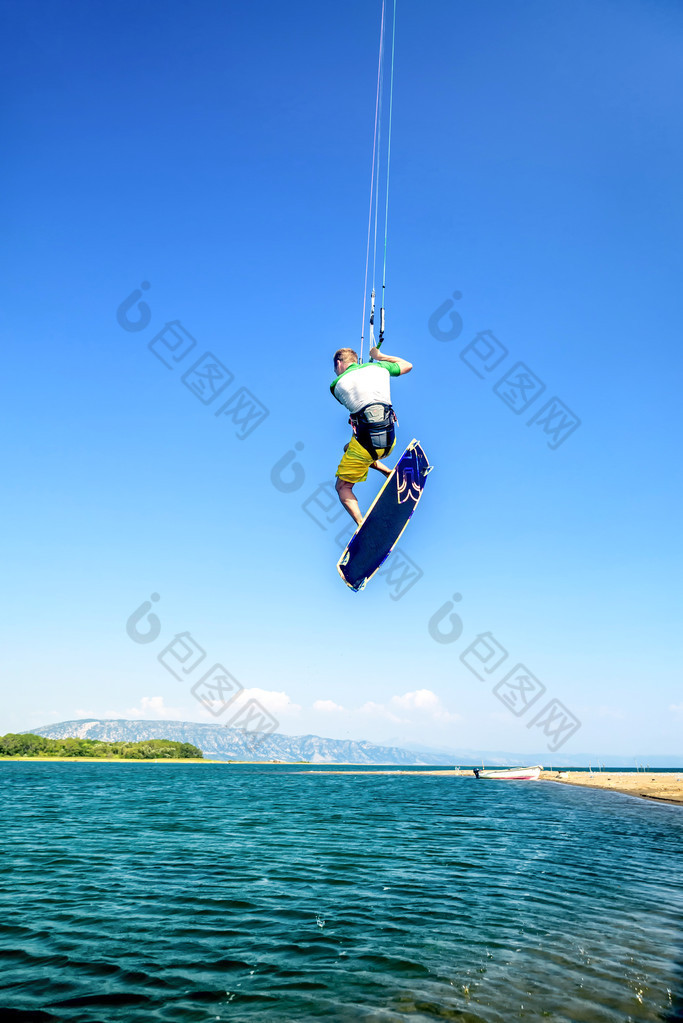 水乐趣和 kitesurf 在 Ada 走热，黑山