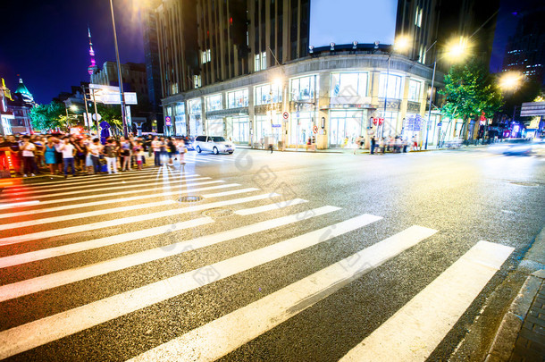 拥挤的道路斑马线与<strong>体育馆</strong>