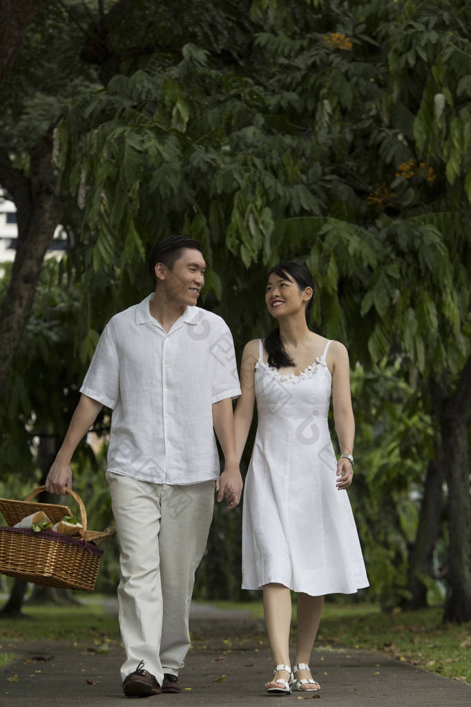 男人和女人在公园散步