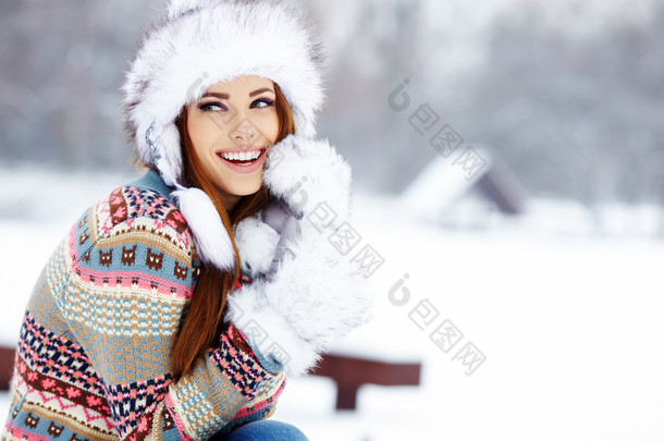 年轻女子冬季肖像。浅景深.