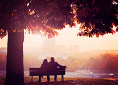 在河边的长凳上，浪漫情侣