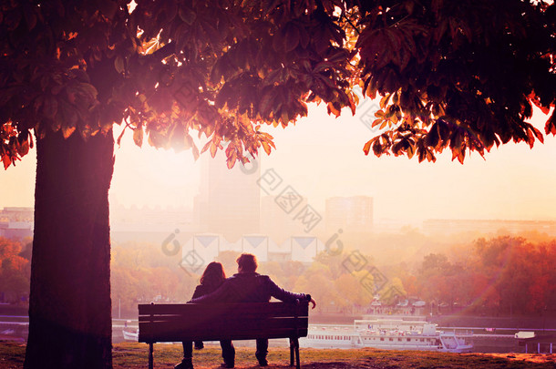 在河边的长凳上，浪漫<strong>情侣</strong>