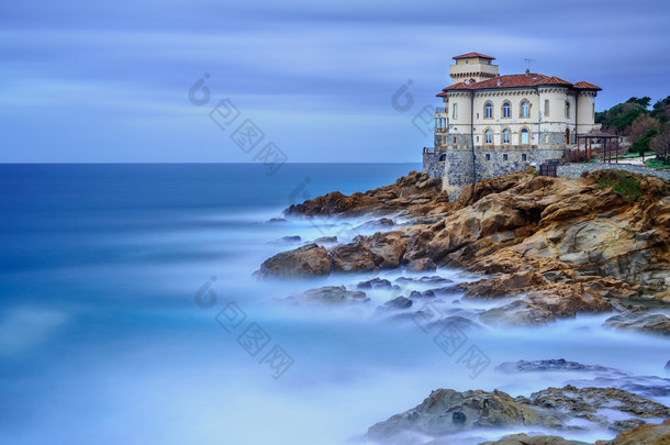 boccale 城堡地标上悬崖岩石和海。托斯卡纳，意大利。长时间曝光摄影.