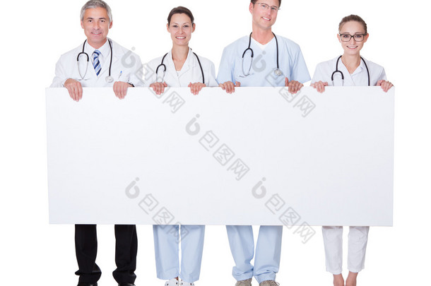 医务人员举行了一个白色的横幅