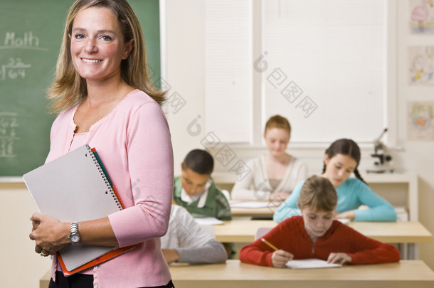 老师站在教室里的笔记本