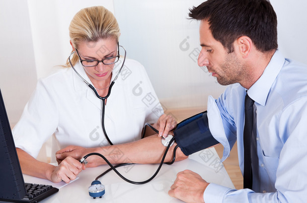 医生考虑<strong>病人</strong>的血压
