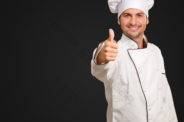 显示标志竖起大拇指的男厨师αρσενικό σεφ δείχνει μπράβο σημάδι