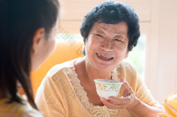 亚洲中国家庭吃早餐