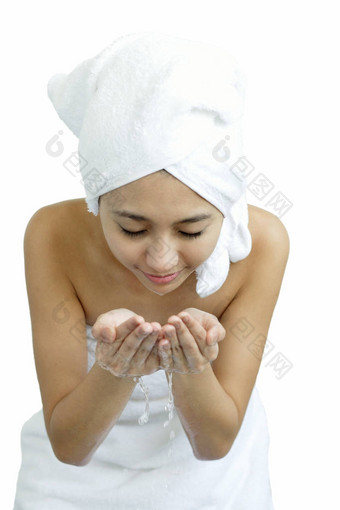 女人洗脸图片