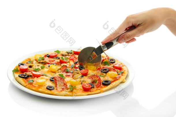 女人的手，用小刀切比萨饼上白色背景特写