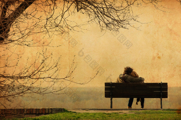 浪漫情侣在长椅上-复古照片