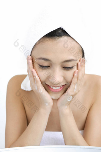 女人洗脸图片