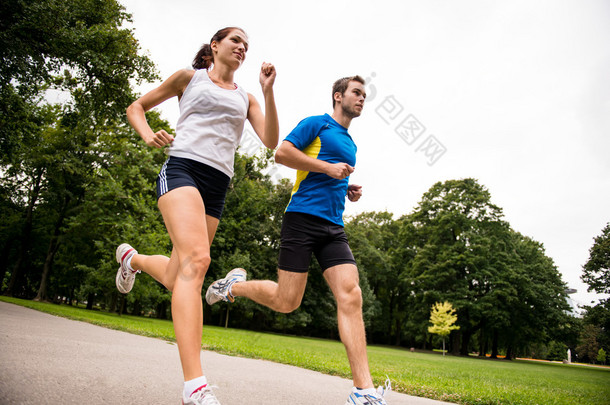 在一起-慢跑运动年轻夫妇