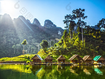 在东南亚地区的岛屿湖上的木排上的房子图片