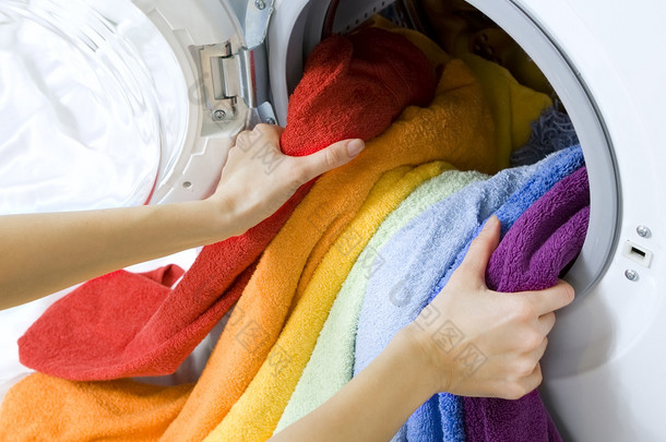 考虑从清洗机颜色衣服的女人