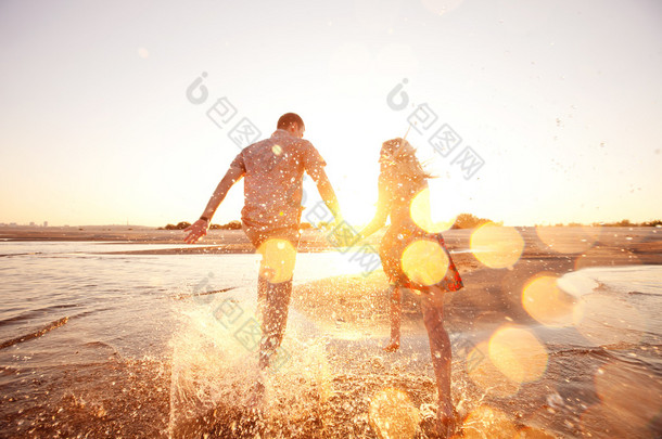 在海滩上奔跑的情侣