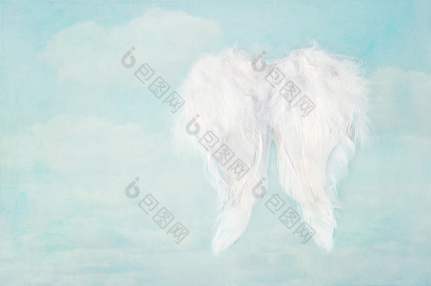 蓝蓝的天空背景上的白色<strong>天使翅膀</strong>