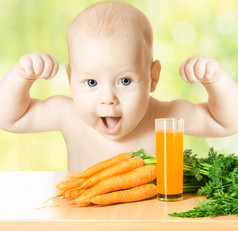 儿童和新鲜胡萝卜汁玻璃。健康婴儿食品