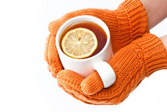 手握橙色针织手套，手里拿着一杯柠檬茶