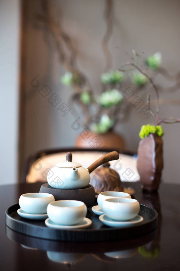 一个套板上精致的中国茶具图片-包图网企业站