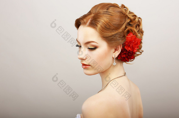 ονειροπόληση. τρυφερότητα. χρυσά μαλλιά γυναίκα με το κόκκινο λουλούδι. λάμψη επιπλατινωμένο κολιέ