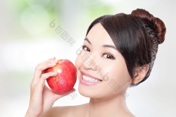 年轻女子吃红苹果与健康牙齿