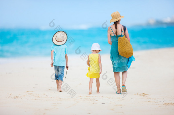 母亲和孩子在一个热带海滩上