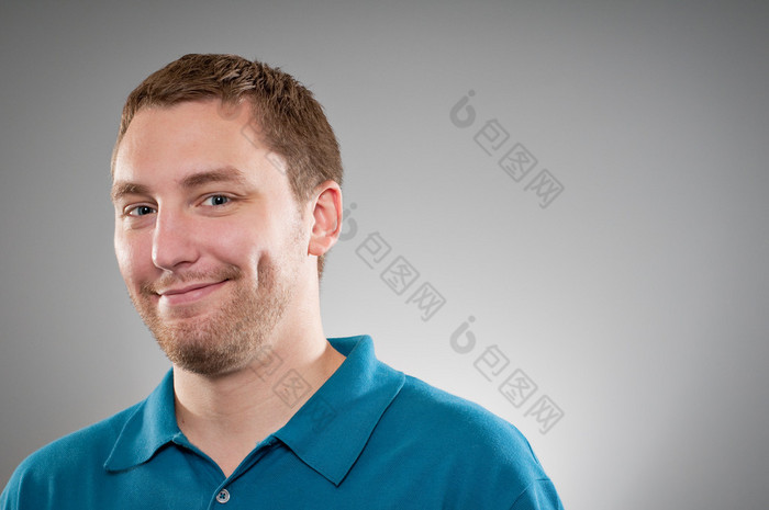 白种男人腼腆的微笑肖像图片-包图网企业站