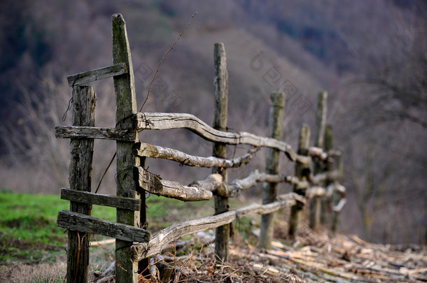 在农村中的老木栅栏