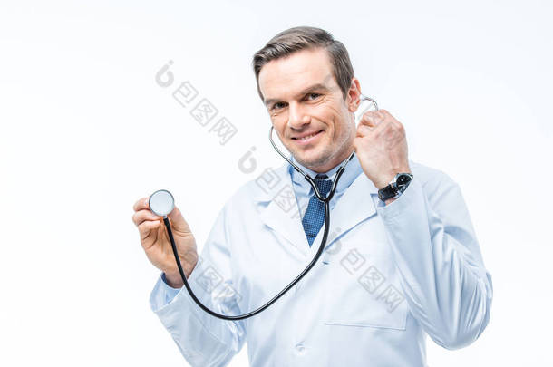 男医生用听诊器
