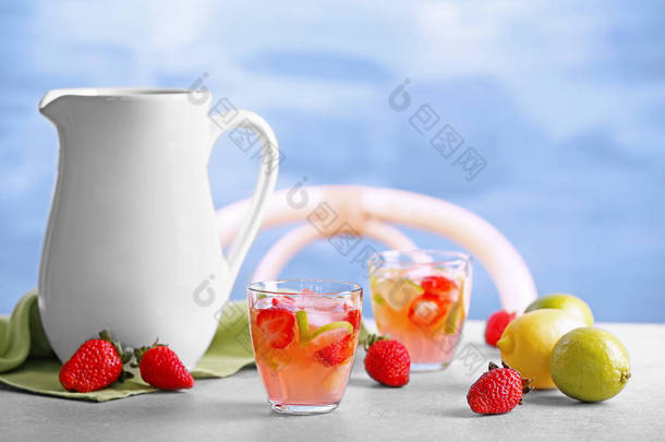 草莓<strong>冰</strong>鸡尾酒