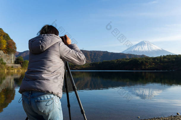 女人的富士山上的摄像头拍照