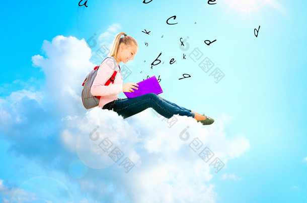 女学生或学生的一片云，读一本书。教育