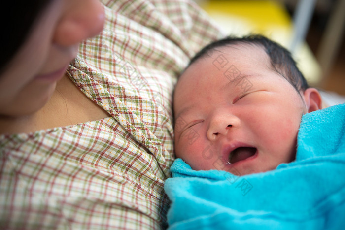 亚洲母亲和新生婴儿