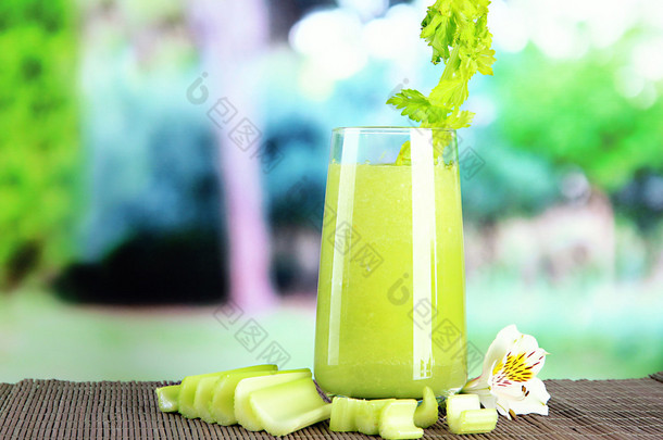 杯芹菜汁，竹<strong>凉席</strong>，绿色背景上