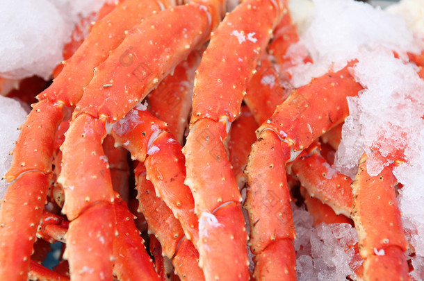 在海鲜市场的新鲜<strong>螃蟹</strong>腿