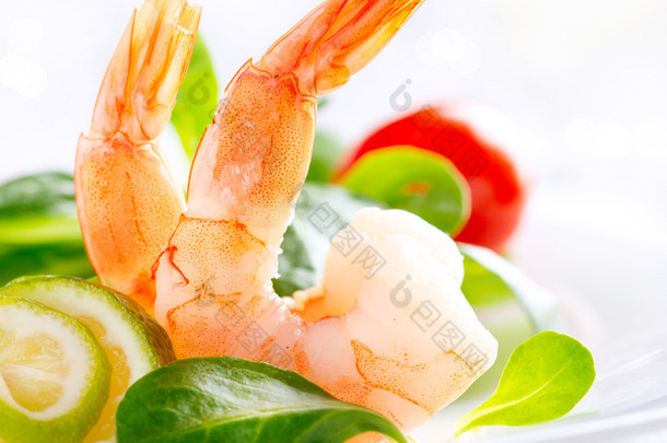 大虾沙拉。与混杂的绿色和西红柿健康虾沙拉