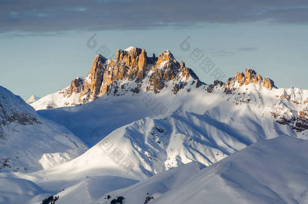 从丽城谷附近瓦尔迪法萨毛巾的浴室，Trentino-Alto-Adige 地区，意大利多洛米蒂山晨观.