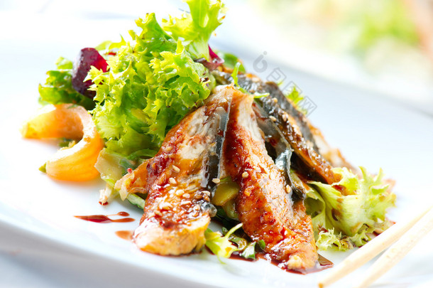 沙拉配熏鳗鳗<strong>鱼</strong>汁。日本食品
