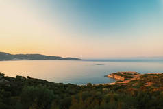 在著名的希腊小岛上的日落