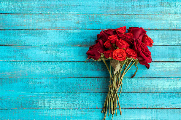 桌上的玫瑰花束