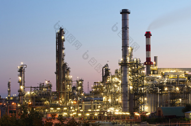 石油和天然气<strong>工业</strong>-炼油厂在黄昏-工厂-石油