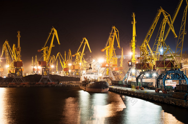港口及船舶在夜间