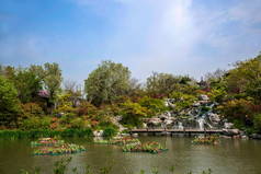 扬州瘦西湖上花园水边