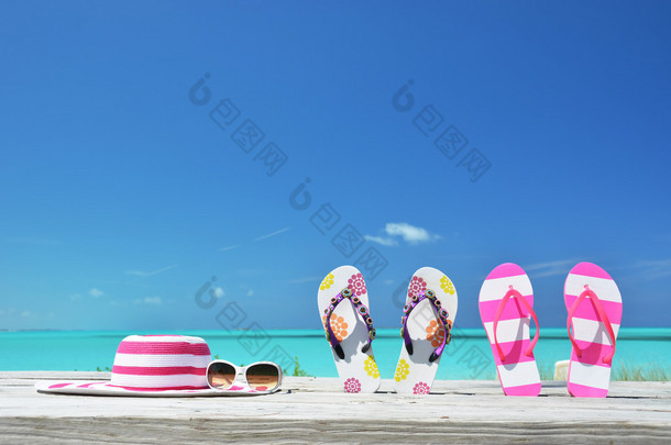 帽子、 太阳镜和埃克苏马，巴哈马的海滩的人字拖