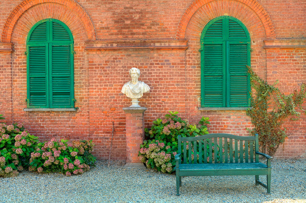 在意大利的红砖<strong>房子</strong>前面的木制长椅.