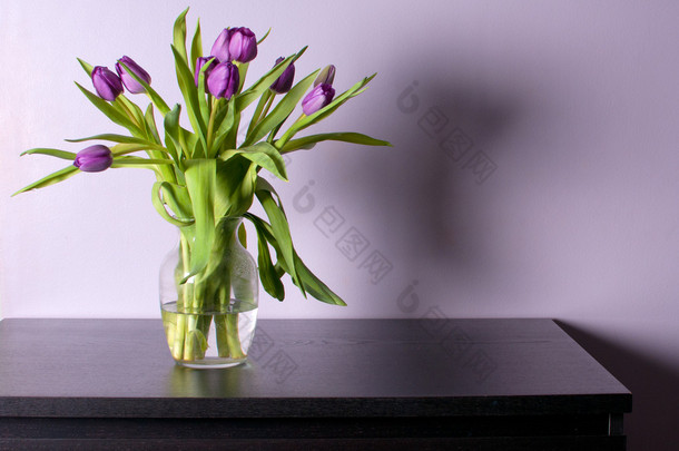 紫色郁金香黑色桌子上的花瓶