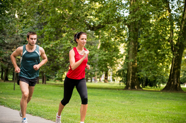 在一起-训练慢跑对年轻夫妇