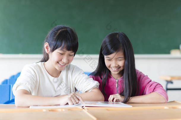 两个十几岁的女孩在教室里的学生<strong>学习</strong>